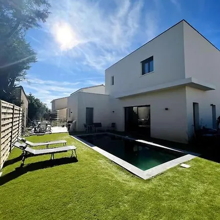Detente Et Plaisir : Moderne Avec Piscine