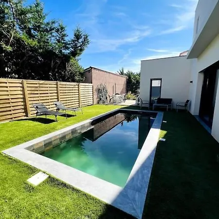 Detente Et Plaisir : Moderne Avec Piscine Villa