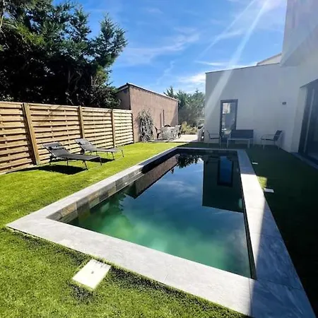 Detente Et Plaisir : Moderne Avec Piscine